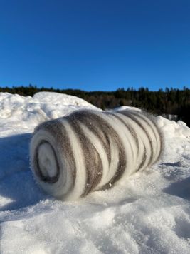 Kardebånd i naturhvitt og grå