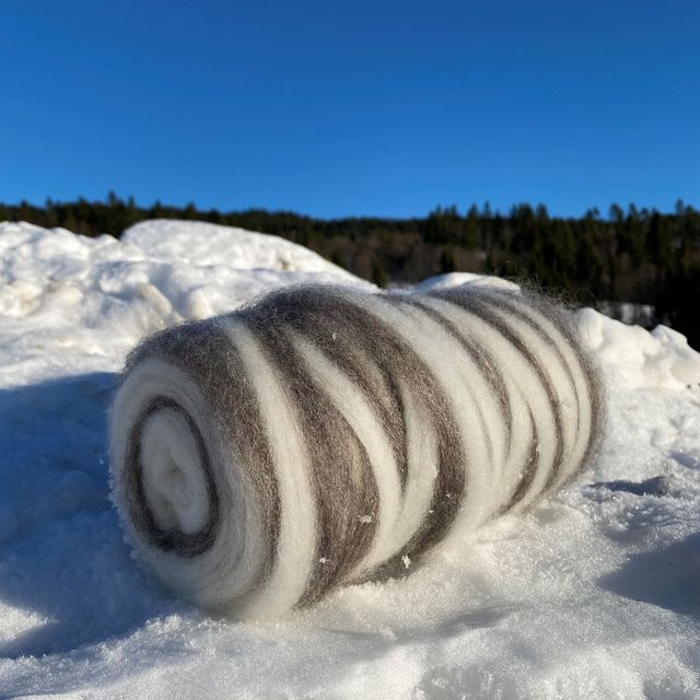Kardebånd i naturhvitt og grå