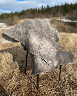 To grå tova tepper over stol