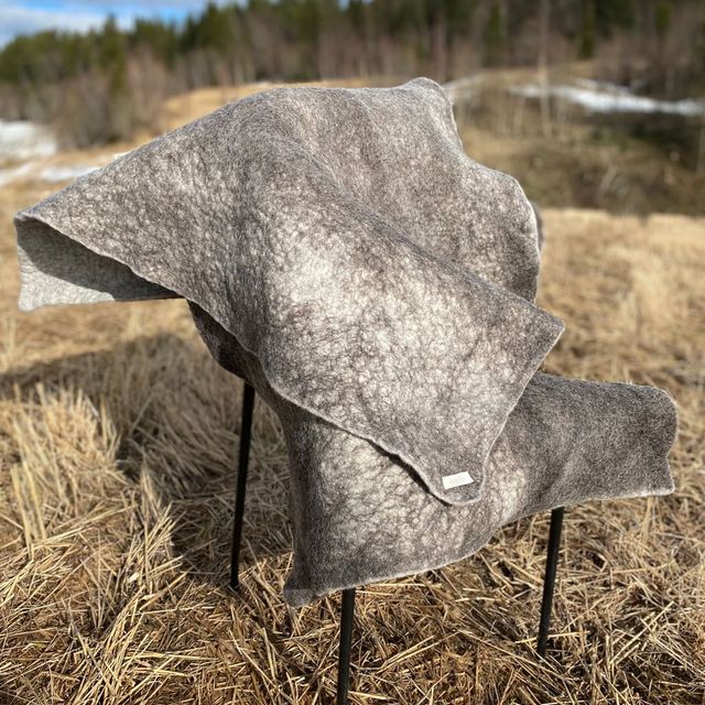 To grå tova tepper over stol
