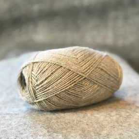 Lys grå garnnøste
