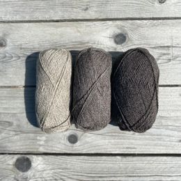 Garn av trøndersau ull i tre forskjellige gråtoner