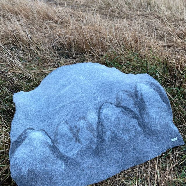 Tova teppe med mønster av fjell
