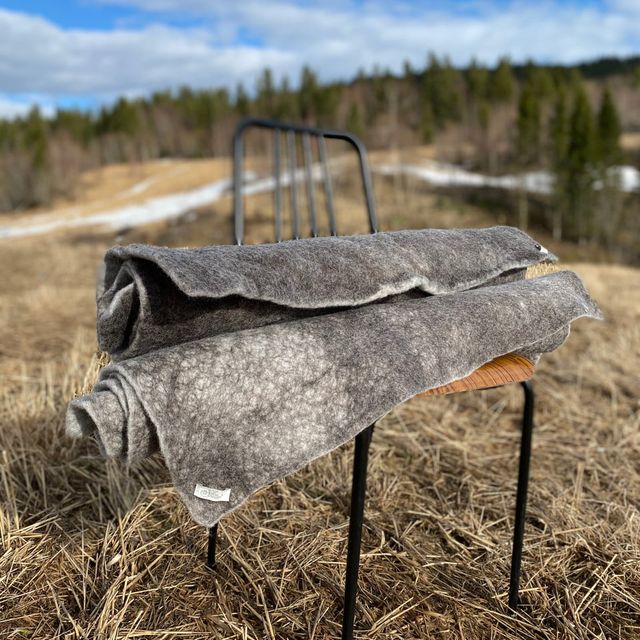 To sammenrullede tova tepper på stol
