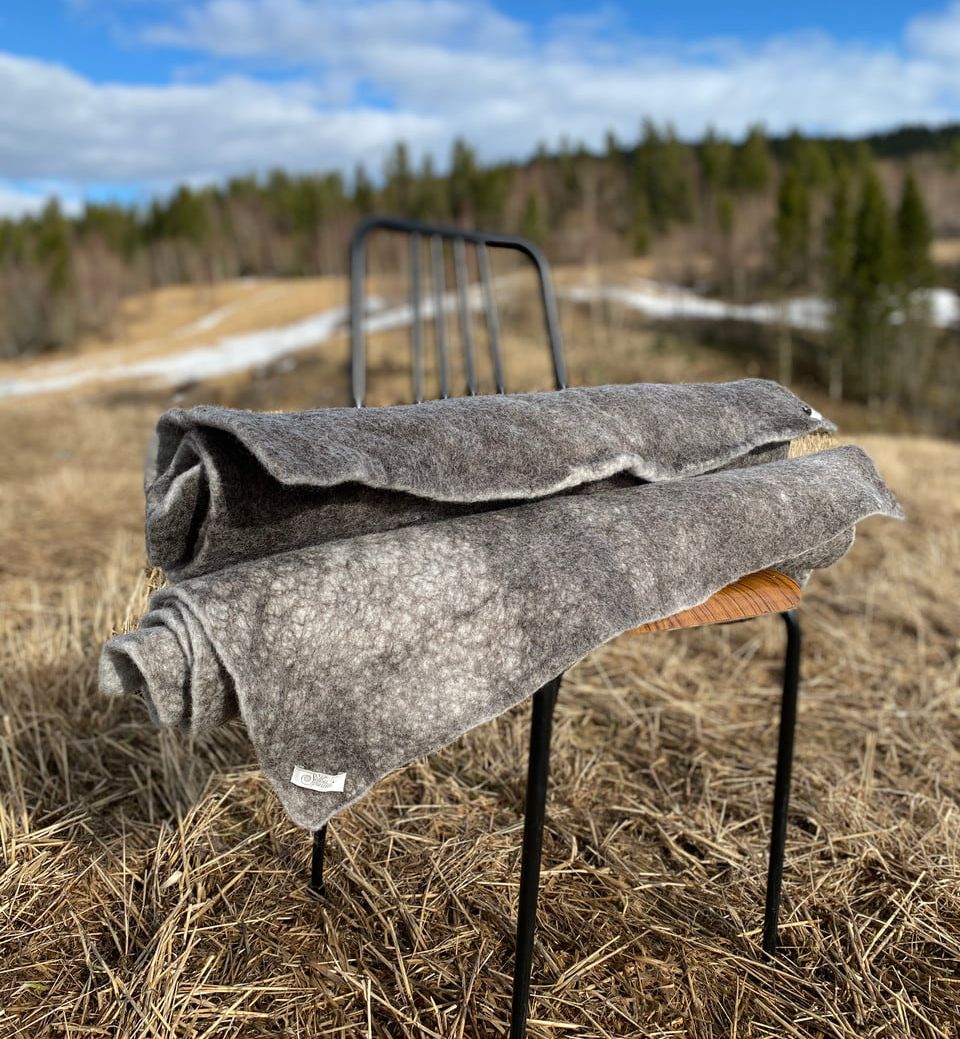 To sammenrullede tova tepper på stol