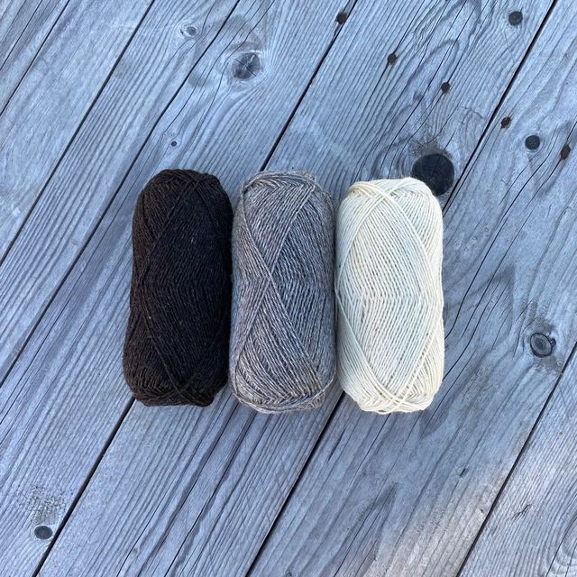 Tre garnnøster i natursvart, mellomgrå, og naturhvitt