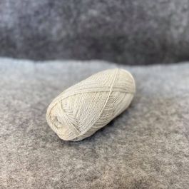 Lyst grått garnnøste