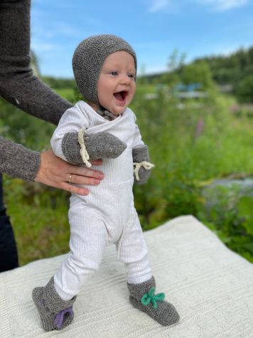 Smilende baby i ullklær