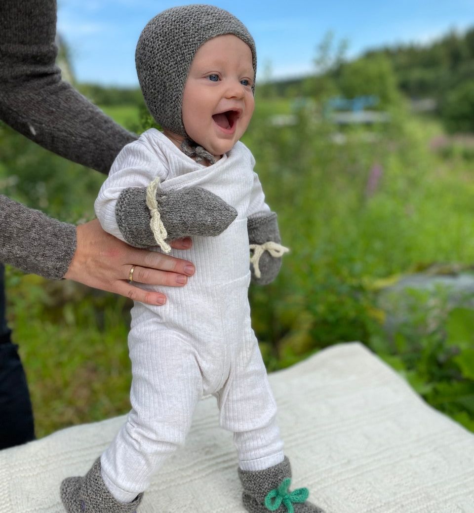 Smilende baby i ullklær