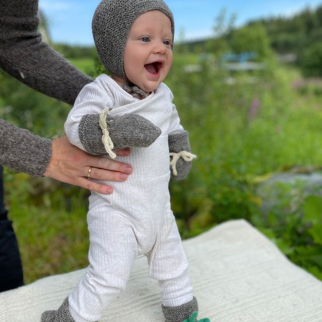 Smilende baby i ullklær