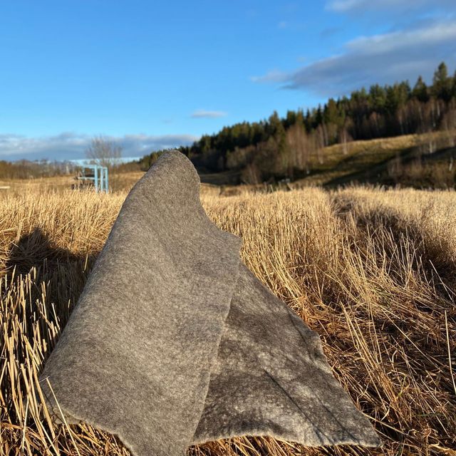 Tovateppe i grå farge