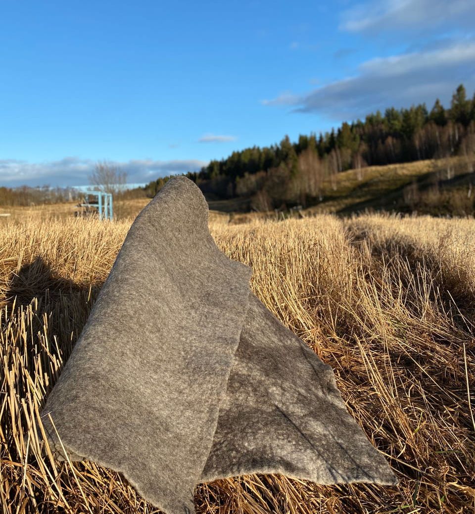 Tovateppe i grå farge