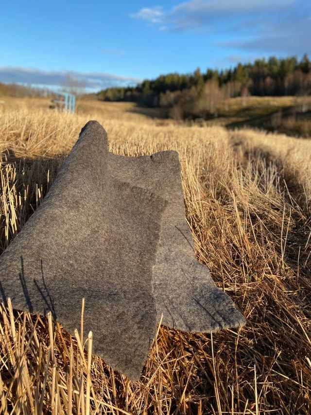 Grått teppe i tova ull
