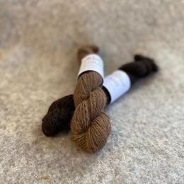 Lys og mørkt brune garnnøster av Newfoundlandshund ull