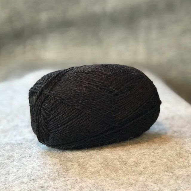 Svart garnnøste