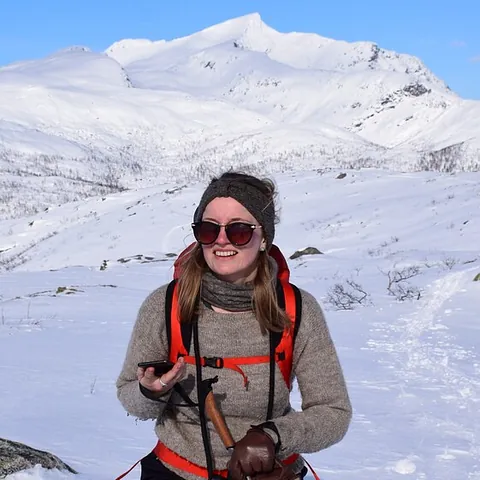 Smilende kvinne i vinterlandskap